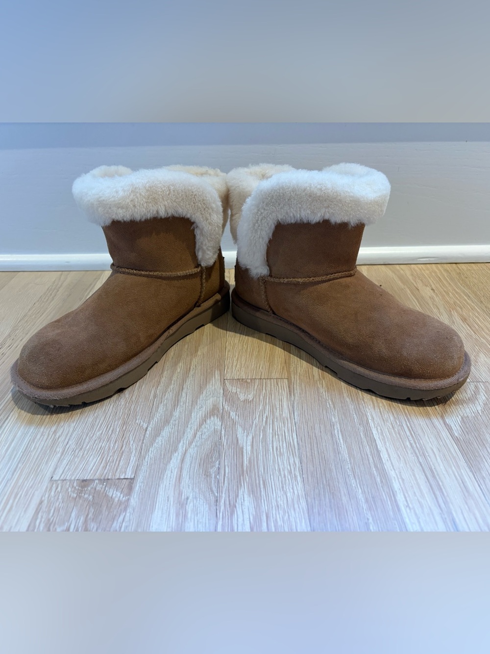 UGG Girls Chestnut Suede Shearling Boot size 3 *Like New*